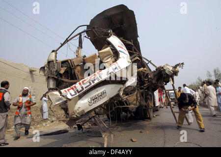 Recues Beamte beschäftigt in Recues arbeiten auf der Baustelle nach einer Explosion in einem Bus unterwegs Charsadda in Peshawar auf Freitag, 27. September 2013. Rund 19 Menschen getötet und 44 andere erlitten Verletzungen bei einer Explosion in einem Bus unterwegs Charsadda. Der Angriff gezielt einen Bus der zivilen Sekretariat Mitarbeiter, der rund 60 Menschen trug. Die Bombe wurde im hinteren Teil des Busses platziert. Nach der Bombe Abgang im Kader (BDS) die Bombe enthielt rund sechs bis sieben Kilogramm Sprengstoff und hatte eine zeitgesteuerte Gerät an. Die Explosion war... Stockfoto