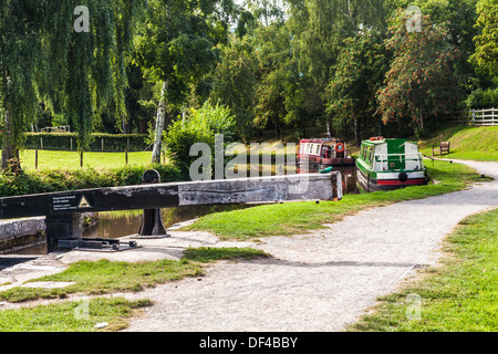 Narrowboats vertäut entlang der Monmouthshire und Brecon Canal House Schleuse in den Brecon Beacons National Park. Stockfoto