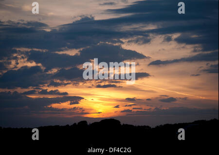 Langland Bucht - Swansea - UK 27. September 2013: atemberaubenden Sonnenuntergang über den Baumkronen über Langland Bucht in der Nähe von Swansea heute Abend. Bildnachweis: Phil Rees/Alamy Live-Nachrichten Stockfoto