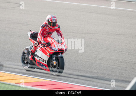 Teruel, Spanien. 27. September 2013. US-amerikanischer Pilot, Nicky Hayden, 32, versucht, ein gutes Ergebnis im freien Übung1 in Aragon Motogp grand Prix in Alcañiz Circuit, Spanien am September 27., 2013 Ducati Team-Pilot Nicky Hayden beendete 9. in Alcañiz Circuit, Teruel, Spanien. © José Díez Bey/Alamy Live-Nachrichten Stockfoto