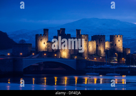 Conwy Castle im Winterschnee Conwy Grafschaft North Wales UK Stockfoto