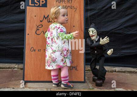 Puppenspieler in Skipton UK. September 2013. Internationales Puppentheater. Daisy Le Drew, 1 Jahr altes Baby aus Derby beim zweijährigen internationalen Puppentheaterfestival von Skipton mit Puppentheaterkontrollkonzernen aus ganz Europa. Stockfoto