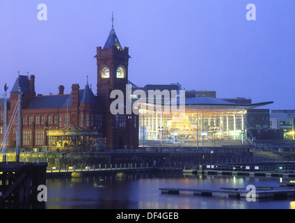 Senedd National Assembly for Wales und Pierhead Gebäude bei Dämmerung / Nacht Cardiff Bay South Wales UK Stockfoto