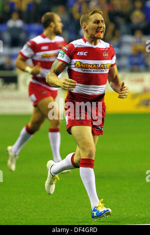 Wigan, England. 27. September 2013. Sam Tomkins von Wigan Warriors läuft auf das Feld der DW-Stadion zum letzten Mal auf die während der Rugby Super League Halbfinale Qualifikationsspiel zwischen Wigan Warriors und Leeds Rhinos aus der DW-Stadion. Am Ende dieser Saison Sam Tomkins hinterlässt der Super League und Join bis mit der New Zealand Warriors in der Australian NRL © Action Plus Sport/Alamy Live News Stockfoto