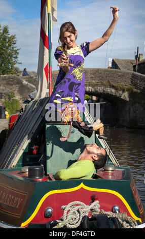 Sergio Aguilar, 28, und Ana Lorite mit NITUNGA, aus Madrid bei Skipton UK. September 2013. Internationales Puppentheater. Skipton's alle zwei Jahre stattfindendes internationales Puppentheaterfestival mit Puppentheatercompanien aus ganz Europa. Stockfoto