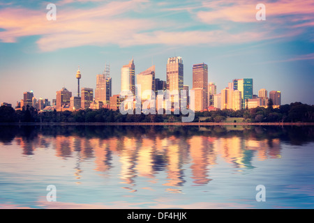 Sydney Skyline von Frau Macquarie Punkt bei Sonnenaufgang, sind die ersten Strahlen der Sonne Aufleuchten der Wolkenkratzer Stockfoto