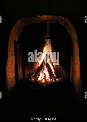 Brennende Maschinenbordbücher in Kamin Stockfoto