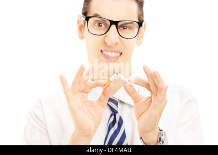 Mann mit Brille, eine Zigarette zu brechen und Gestikulieren aufhören zu rauchen Stockfoto