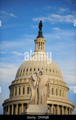 25. September 2013 - Washington, DC, USA - die Statue namens '' Trauer '' weint auf der Schulter der Statue '' Geschichte '' auf das Friedensmonument als das US Capitol Webstühle in der Ferne, 25. September 2013 in Washington, D.C. Verhandlungen sind im Gange auf dem Capitol Hill, eine Regierung Abschaltung zu vermeiden... Foto von Mary F. Calvert... mehr über Denkmal: http://www.aoc.gov/capitol-grounds/peace-monument. (Kredit-Bild: © Mary F. Calvert/ZUMAPRESS.com) Stockfoto