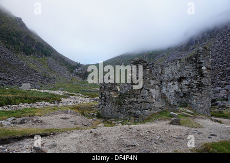 In Glendalough, Irland führen alte Bergbausiedlung. Jetzt ein schöner Nationalpark und ein beliebtes Touristenziel. Stockfoto