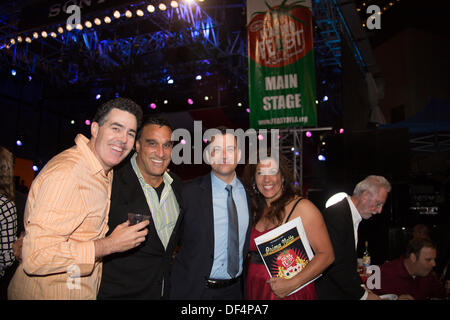 LA, CA, USA. 26. September 2013. Komiker Adam Carolla, Doug DeLuca (Executive Producer, Jimmy Kimmel Live!), late-Night Talkshow host Jimmy Kimmel und Ann Potenza, Executive Director der San Gennaro Stiftung bei der Prima Notte Gala auf dem fest von San Gennaro italienische Festival in Los Angeles, CA, USA am 26. September 2013. Die drei Männer Mitbegründer der italienischen fest von San Gennaro in Los Angeles mit anderen namhaften italienischen amerikanischen Führern in LA 2002. © Kayte Deioma/Alamy Live-Nachrichten Stockfoto