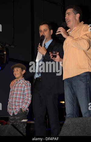 LA, CA, USA. 26. September 2013. Komiker Adam Carolla und late-Night Talkshow host Jimmy Kimmel mit Adams Sohn Santino (Sonny) bei der Prima Notte Gala auf dem fest von San Gennaro italienische Festival in Los Angeles, CA, USA am 26. September 2013 © Kayte Deioma/Alamy Live News Stockfoto