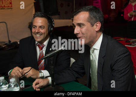 LA, CA, USA. 26. September 2013. Los Angeles Stadtrat Joe Buscaino und Los Angeles Bürgermeister Eric Garcetti live auf der Peter Tilden Show KABC Radio live bei der Prima Notte Gala auf dem fest von San Gennaro italienische Festival in Los Angeles, CA, USA am 26. September 2013 © Kayte Deioma/Alamy Live News Stockfoto