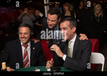 LA, CA, USA. 26. September 2013. Late-Night Talkshow host Jimmy Kimmel verbindet Los Angeles Stadtrat Joe Buscaino und Los Angeles Bürgermeister Eric Garcetti auf der Peter Tilden Show KABC Radio Live live bei der Prima Notte Gala auf dem fest von San Gennaro italienische Festival in Los Angeles, CA, USA am 26. September 2013 © Kayte Deioma/Alamy Live News Stockfoto