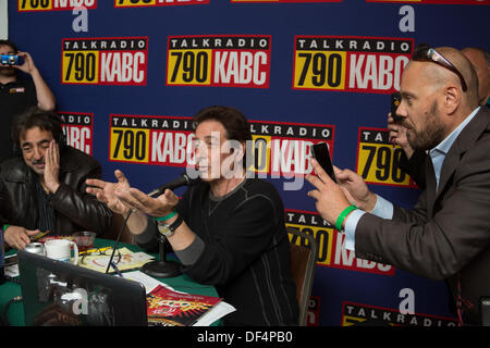 LA, CA, USA. 26. September 2013. Mitarbeiter fotografieren Schauspieler Joe Mantegna (Criminal Minda) und Radio Gastgeber Peter Tilden auf der Peter Tilden Show KABC Radio live bei der Prima Notte Gala auf dem fest von San Gennaro italienische Festival in Los Angeles, CA, USA am 26. September 2013 © Kayte Deioma/Alamy Live News Stockfoto