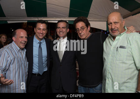 LA, CA, USA. 26. September 2013. Radio-Produzent Drew Hayes, Talk Show host Jimmy Kimmel, LA Bürgermeister Eric Garcetti, Vortrag Radiomoderator Peter Tilden und ehemaligen Los Angeles Ratsmitglied Dennis Zine nach der Peter Tilden Show auf der Prima Notte Gala auf dem fest von San Gennaro italienische Festival in Los Angeles, CA, USA am 26. September 2013 Live © Kayte Deioma/Alamy Live News Stockfoto