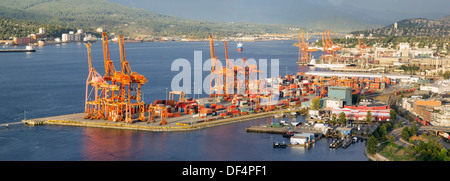 Hafen von Vancouver BC Kanada mit Schiffen Kränen und Cargo-Container-Panorama Stockfoto