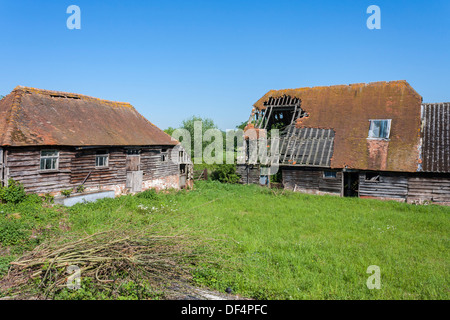 Alten baufälligen Gebäuden in einer ländlichen englischen Hof, Bucklebury, Berkshire, England, GB, UK. Stockfoto