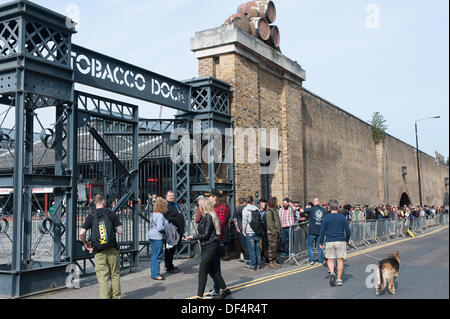 Wapping, London, UK. 27. September 2013. Für die Einreise nach 9. Jahrestagung der London-Tattoo Schlange. © Terence Mendoza/Alamy Live-Nachrichten Stockfoto