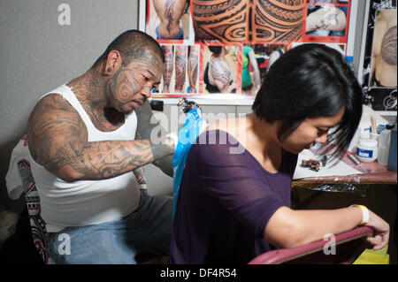 Wapping, London, UK. 27. September 2013. Internationale Tätowierer arbeiten bei der Londoner Tattoo Convention © Terence Mendoza/Alamy Live News Stockfoto