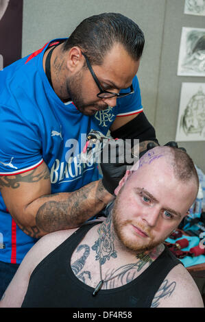 Wapping, London, UK. 27. September 2013. Internationale Tätowierer arbeiten bei der Londoner Tattoo Convention © Terence Mendoza/Alamy Live News Stockfoto