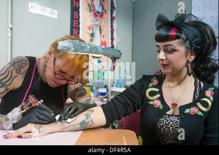 Wapping, London, UK. 27. September 2013. Internationale Tätowierer arbeiten bei der Londoner Tattoo Convention © Terence Mendoza/Alamy Live News Stockfoto