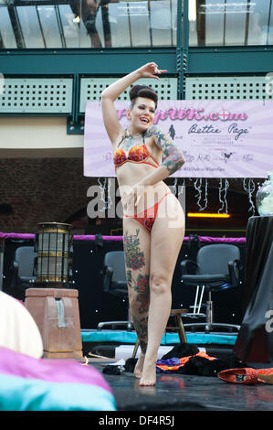 Internationalen burlesque Darsteller Beatrix Von Bourbon unterhält auf der Pin-Up-Phase auf der Londoner Tattoo Convention 2013 Stockfoto