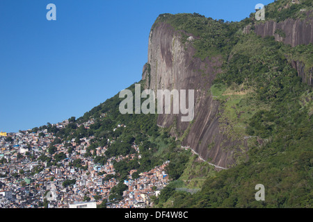 Rio De Janeiro Brasilien Favela Rocinha Slum Wachstum neben Hang mit grüner Vegetation Umwelt ökologische Probleme Stockfoto