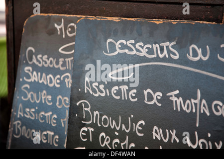 handschriftliche Menüs in einem Café oder Restaurant in Frankreich Stockfoto