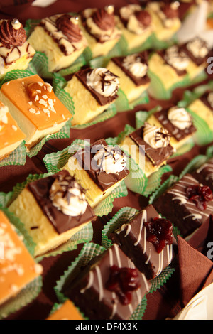 Sorten von einzelnen dekorativen Desserts Kuchen auf dem Tisch auf einem Luxus-Event, Gourmet-catering Süßigkeiten Stockfoto