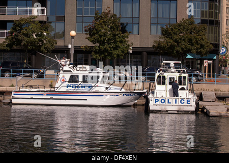 2 Polizei-Boote vertäut am Harbourfront in der Innenstadt von Toronto. Stockfoto