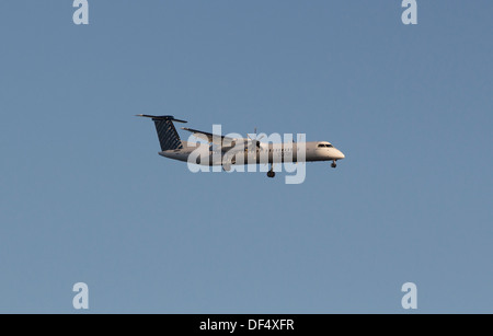 Porter Airlines Bombardier Q400 Flugzeug kommen in für eine Landung am Flughafen Billy Bishop Toronto Islands. Stockfoto