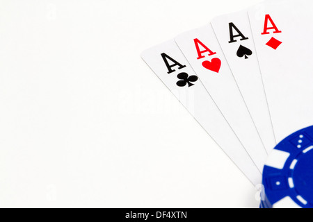 Poker Chips und Karten, die isoliert auf weißem Hintergrund Stockfoto