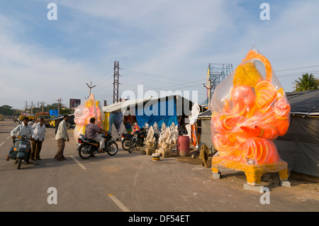 Götzen gemacht für den Geburtstag von Lord Ganesha in behelfsmäßigen Fabriken auf den Straßen von Hyderabad, Indien. Stockfoto