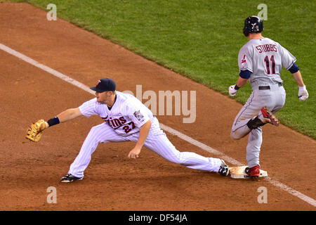 Minneapolis, Minnesota, USA. 27. September 2013. Am 27. September. 2013: Zwillinge L #27 Chris Parmelee fangen den Ball vor Indianer CF #11 Drew Stubbs immer zum 1. Basis während der MLB Spiel zwischen den Minnesota Twins und der Cleveland Indians im Zielfeld in Minneapolis, MN. KE-Lu/CSM/Alamy Live-Nachrichten Stockfoto