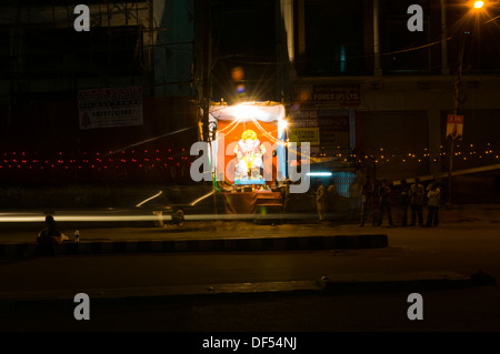 Ganesh Idole mit Blumen geschmückt und in temporären Schreine für Ganesh Chaturthi angezeigt. Den Geburtstag von Lord Ganesha. Stockfoto