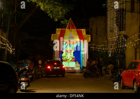 Ganesh Idole mit Blumen geschmückt und in temporären Schreine für Ganesh Chaturthi angezeigt. Den Geburtstag von Lord Ganesha. Stockfoto