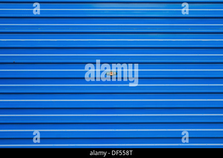 blaue Rollladen Stockfoto