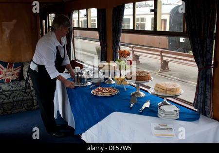 Severn Valley Railway, Creme Tee-Service in Beobachtung Auto Stockfoto