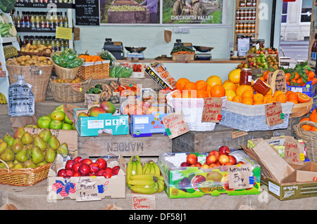 Obst Shop im Borough Market (Londons berühmten lebensmittelmarkt von außergewöhnlicher Britische und internationale produzieren). England, UK. Stockfoto