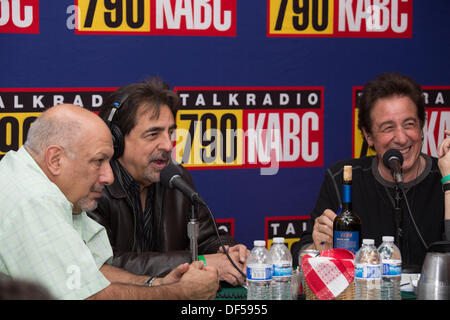 LA, CA, USA. 26. September 2013. LA, CA, USA. 26. September 2013. Ehemaligen Los Angeles Stadtrat Dennis Zine hört, wie Schauspieler Joe Mantegna (Criminal Minds) von Peter Tilden auf der Peter Tilden Show live bei der Prima Notte Gala auf dem fest von San Gennaro italienische Festival in Los Angeles, CA, USA am 26. September 2013 KABC Radio interviewt ist © Kayte Deioma/Alamy Live News © Kayte Deioma/Alamy Live-Nachrichten Stockfoto