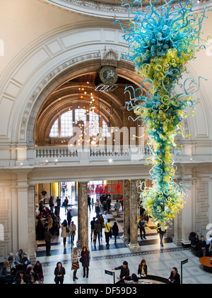 Victoria and Albert Museum, London - hängende Glasskulptur im Atrium. 3 Stockfoto