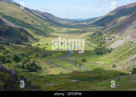 Nant Ffrancon Pass in Snowdonia - ein schönes Beispiel für eine u-förmige vergletscherten Tal mit Afon Ogwen fließt entlang dem Tal-Bett Stockfoto