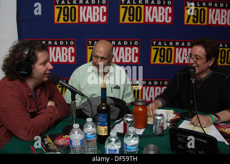 LA, CA, USA. 26. September 2013. LA, CA, USA. 26. September 2013. Komiker Jeffrey Ross und ehemaligen Los Angeles Stadtrat Dennis Zine wird von Peter Tilden auf der Peter Tilden Show auf KABC interviewt talk-Radio bei der Prima Notte Gala am fest von San Gennaro italienischen Festival in Los Angeles, CA, USA am 26. September 2013 © Kayte Deioma/Alamy Live News © Kayte Deioma/Alamy Live-Nachrichten Stockfoto