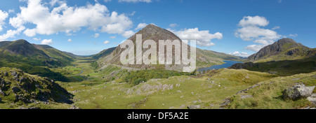 Die u-förmige vergletscherten Tal von Nant Ffrancon, Stift yr OLE-Wen Berg und das Ogwen Valley Panorama. Stockfoto