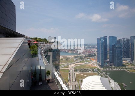 Marina Bay Sands Hotel Dach Pool Singapur Asien Zielansicht oben hoch oben genießen Genuss Badespaß Urlaub Stockfoto