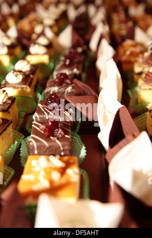 Sorten von einzelnen dekorativen Desserts Kuchen auf dem Tisch auf einem Luxus-Event, Gourmet-catering Süßigkeiten Stockfoto