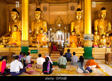 Menschen beten in der Shwedagon Paya im nördlich-zentralen Yangon, Birma. Stockfoto