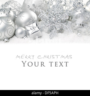 Christbaumschmuck auf Schnee, Textfreiraum für Ihren Text. Stockfoto