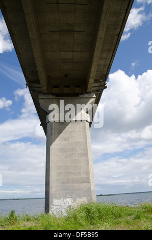 Olandbridge, vertikales Bild aus niedrigen Winkel Stockfoto